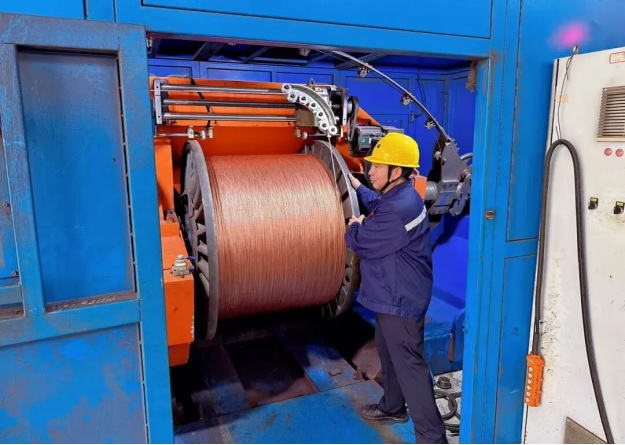 Using metal as the warp and weft, weaving craftsmanship with time - Remembering Nie Xuanwen's 17 years of perseverance in the Micro Light series